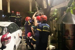 Phá cửa kính cứu 5 người trong vụ cháy nhà giữa đêm ở Đà Nẵng