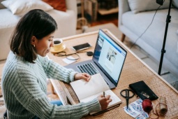 Laptop giúp sinh viên khai thác AI toàn diện