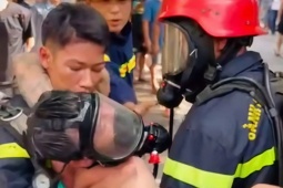 Người đàn ông nghi phóng hỏa, mắc kẹt trong căn nhà cháy