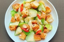 Lạ miệng món mướp xào quẩy giòn thơm, càng ăn càng cuốn