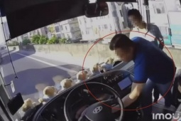 Tin tức trong ngày - Khởi tố tài xế ô tô rút chìa khóa xe khách trên đường Vành đai 3