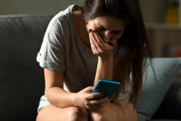Tin nhắn từ người lạ hé lộ sự thật chết lặng về người chồng hoàn hảo