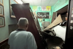 Tin tức trong ngày - Đang ngồi ăn bánh, người đàn ông ở TP Huế hoảng hồn khi ô tô lao vào nhà