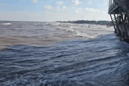 Tin tức trong ngày - Cảnh tượng không nên có trên bãi biển vừa có 5 du khách bị sóng cuốn ở Ninh Bình