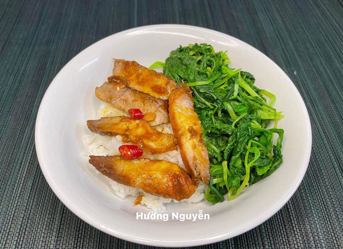 Thịt heo xá xíu ăn kèm cơm nóng hoặc kẹp bánh mì đều ngon tuyệt!