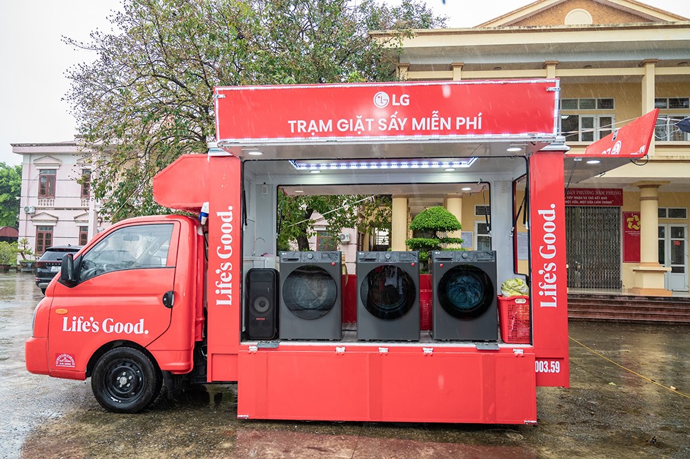 Các trạm giặt sấy di động hỗ trợ người dân làm sạch quần áo, chăn màn sau bão lũ.