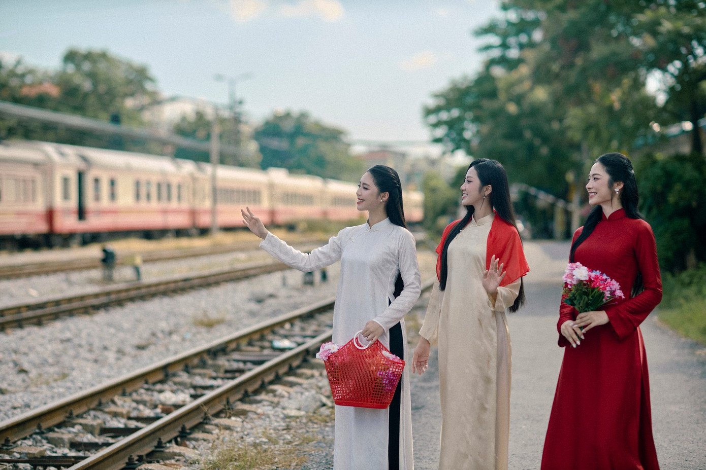 Chọn bối cảnh nhà ga, đường phố Thủ đô những ngày tháng Tám rợp nắng, dàn người đẹp diện áo dài truyền thống với những họa tiết mang dáng hình đất nước như cờ đỏ sao vàng, cánh chim tự do hay bản đồ chữ S để thể hiện niềm tự hào dân tộc.