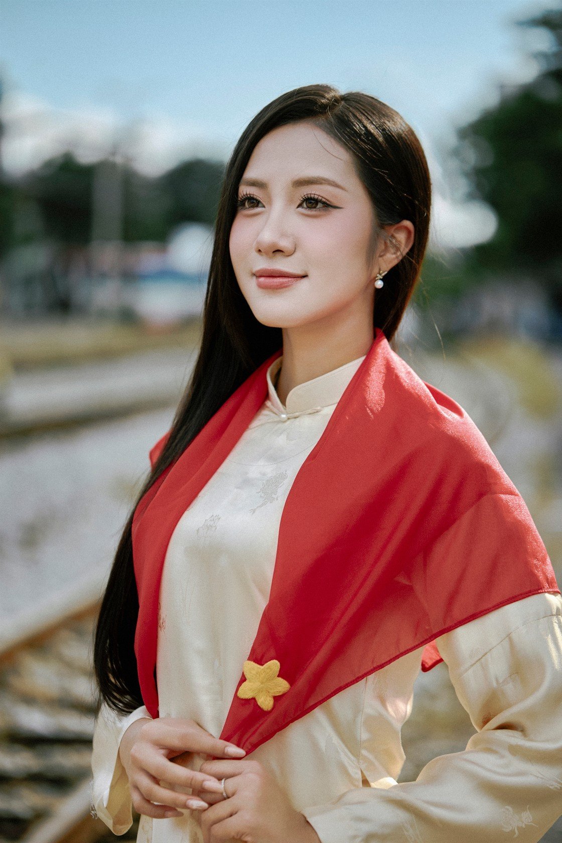 Hoa hậu Hà Trúc Linh gặp cảnh vệ gây sốt mạng xã hội - 5