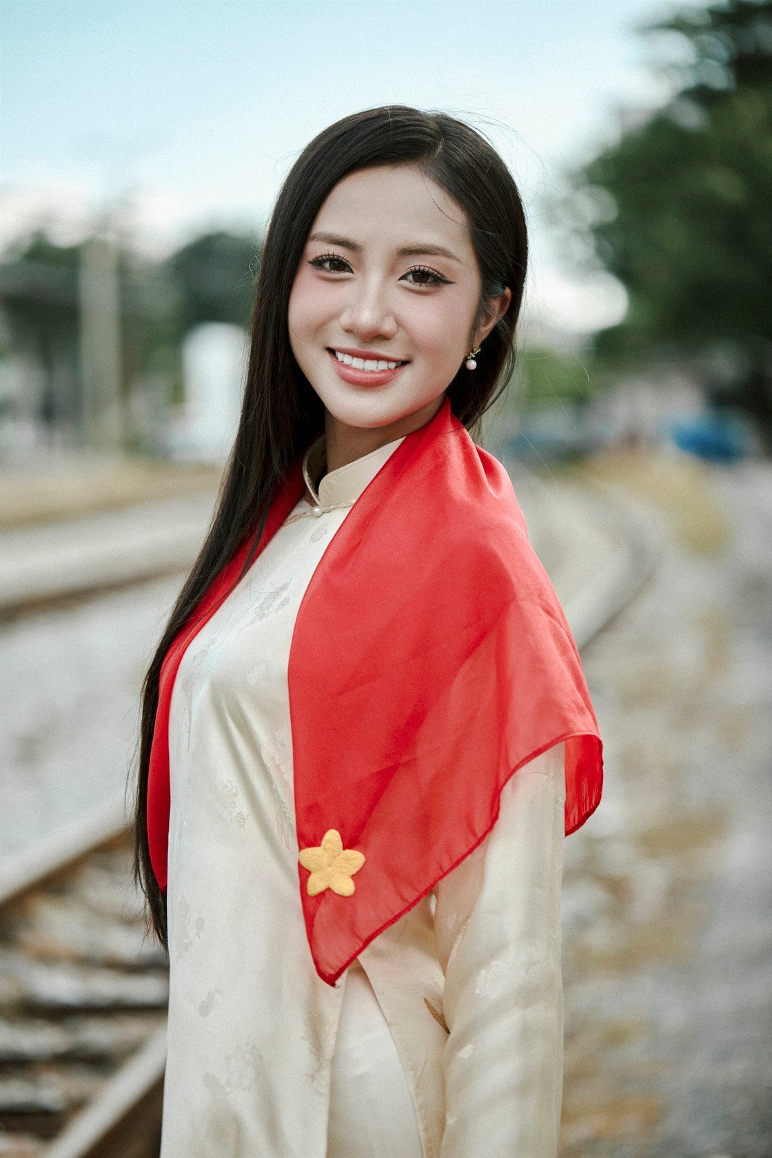 Hoa hậu Hà Trúc Linh diện áo dài lụa dáng suông, kết hợp khăn đỏ, in hình sao vàng tinh tế. Cô cho biết những ngày này đang có mặt ở Thủ đô và hòa vào không khí sôi động, háo hức của người dân để chào đón kỷ niệm 80 năm Cách mạng Tháng Tám và Quốc khánh 2/9. Người đẹp vui mừng vì có dịp tham gia dự án ảnh ý nghĩa lần này.