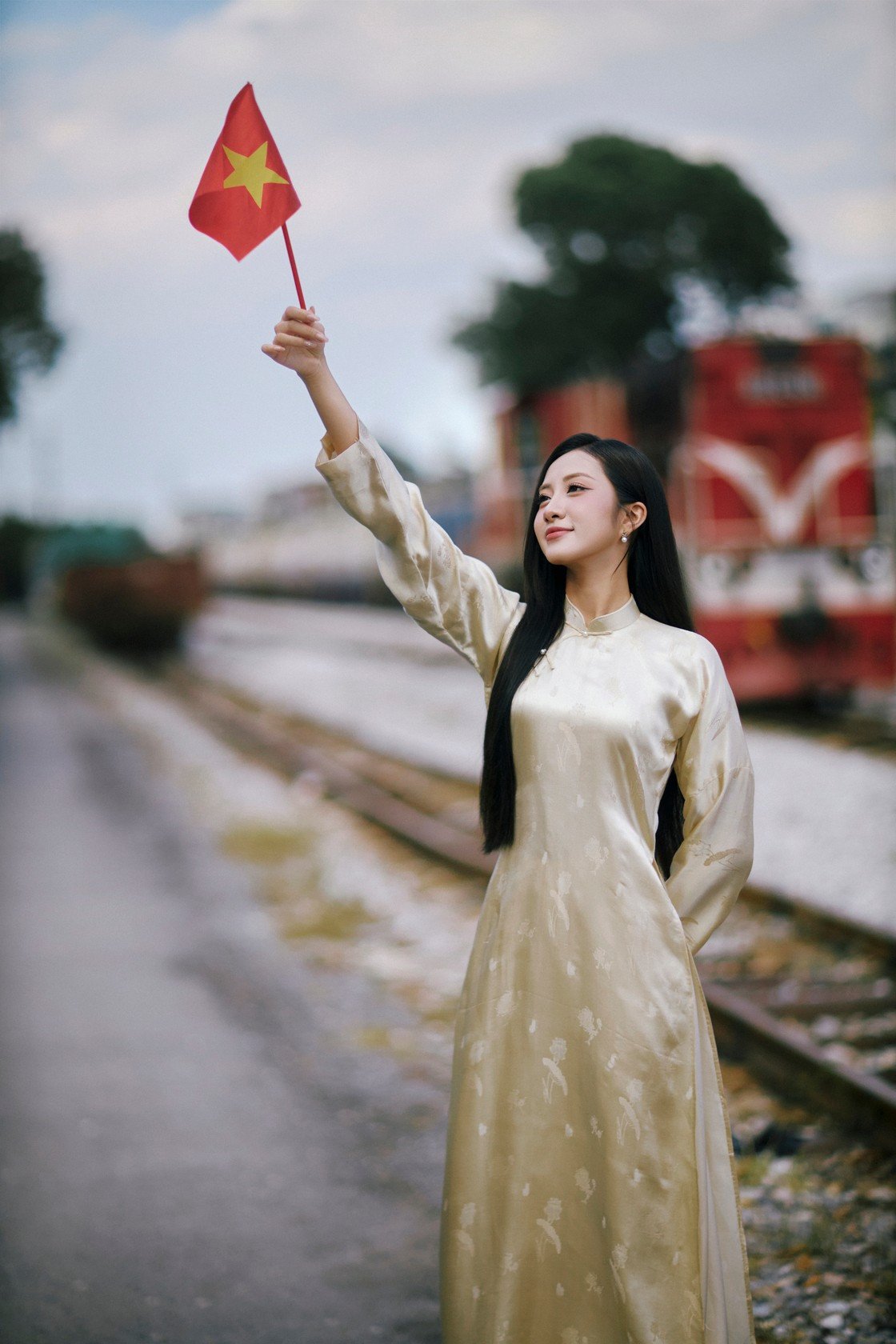 Trước đó, Trúc Linh tham gia concert Tổ quốc trong tim được tổ chức ở sân vận động Mỹ Đình, Hà Nội. "Là người trẻ, tôi cảm thấy trong mình hừng hực khí thế, tinh thần yêu nước trong những ngày sôi động của cả nước. Với tôi, áo dài là trang phục thể hiện tinh tế tinh thần yêu nước của người dân Việt Nam. Diện áo dài trong những dịp đại lễ luôn mang đến cảm xúc tự hào, dâng trào", cô chia sẻ.