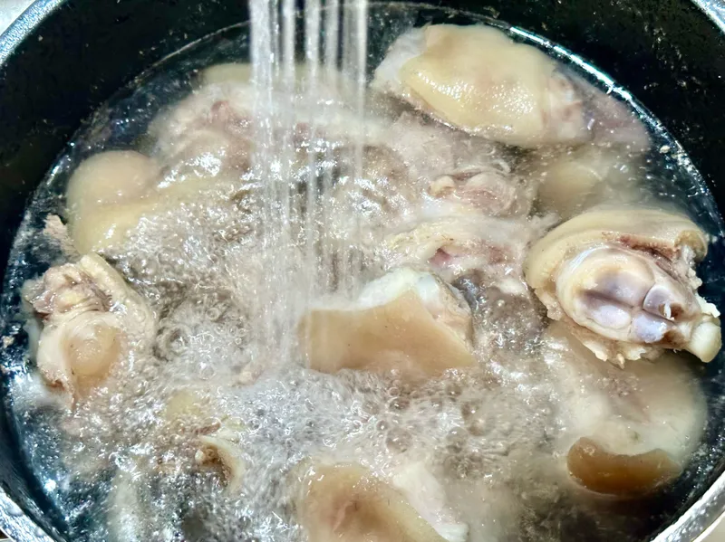 Chân giò kho dầu hào mềm tan, ăn là ghiền - 3