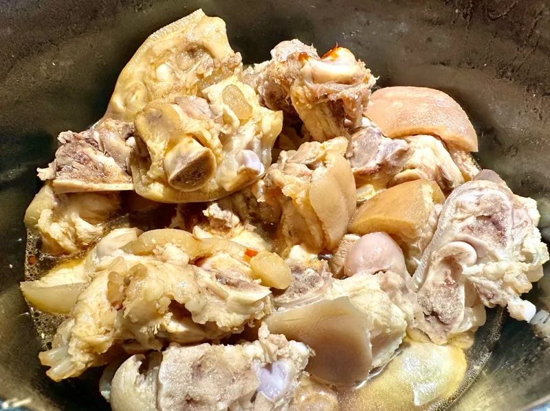 Chân giò kho dầu hào mềm tan, ăn là ghiền - 6