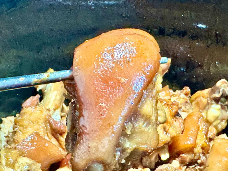 Chân giò kho dầu hào mềm tan, ăn là ghiền - 7