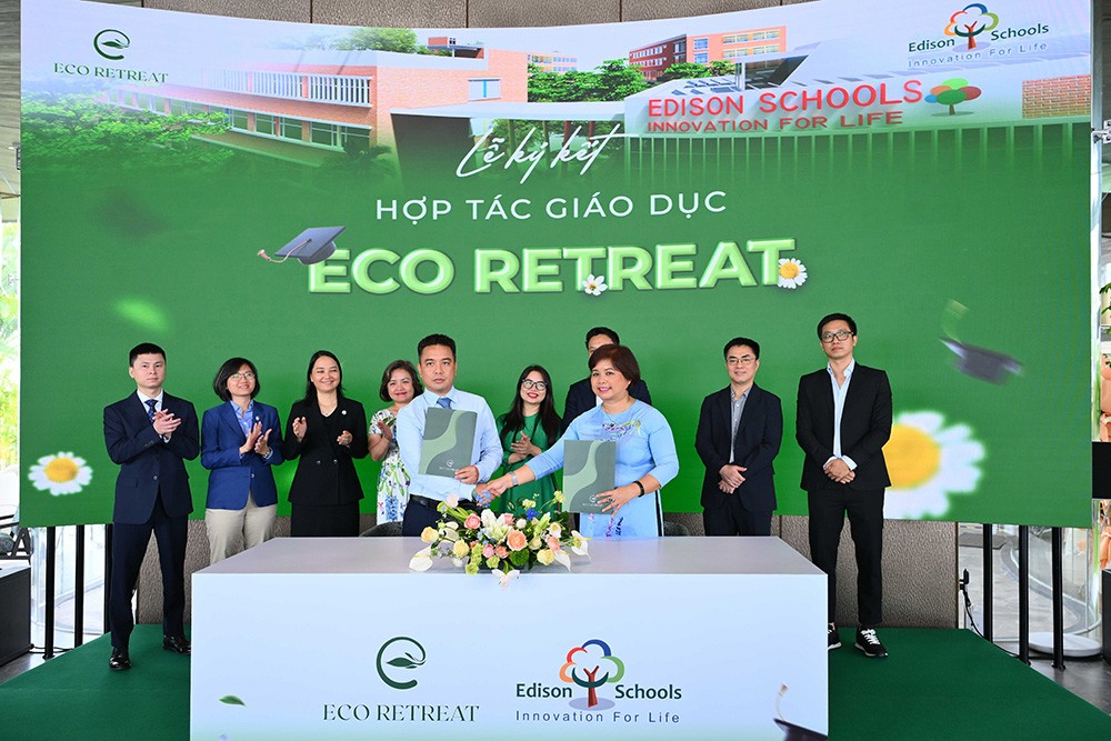 Đại diên nhà sáng lập Ecopark - ông Nguyễn Đức Cảnh – Tổng giám đốc Công ty TNHH MTV Đầu tư và Phát triển DB và bà Lê Tuệ Minh - Tổng giám đốc Tập đoàn đầu tư giáo dục Innochain, Chủ tịch hệ thống trường Edison kí thỏa thuận hợp tác