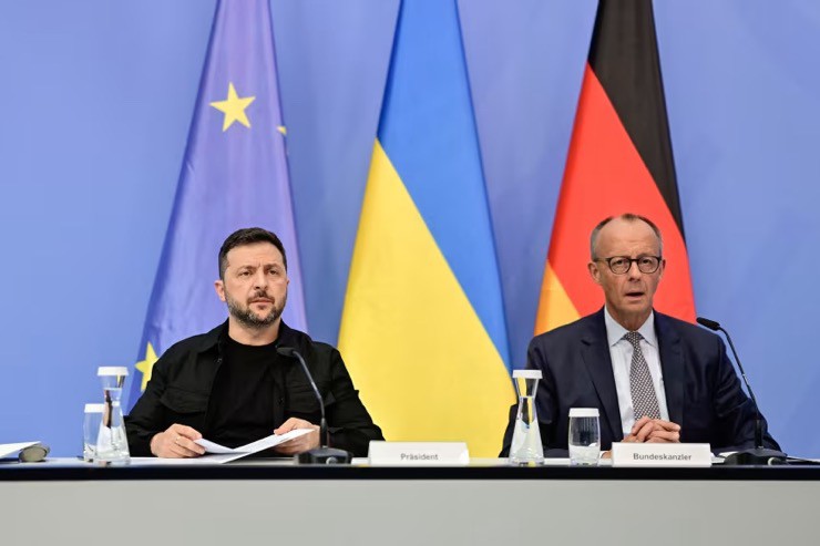 Tổng thống Ukraine Volodymyr Zelensky ngồi cạnh Thủ tướng Đức Friedrich Merz trong cuộc họp trực tuyến với ông Trump vào ngày 13/8. Ảnh: Reuters.