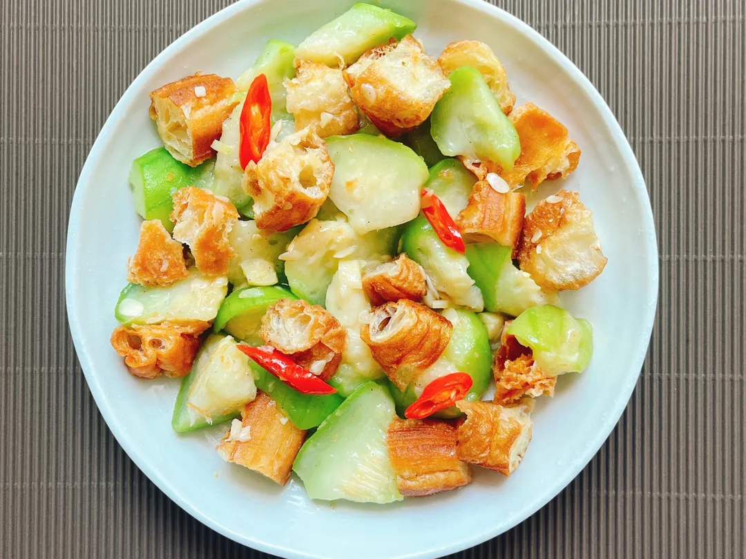 Món ăn này rất lạ miệng.