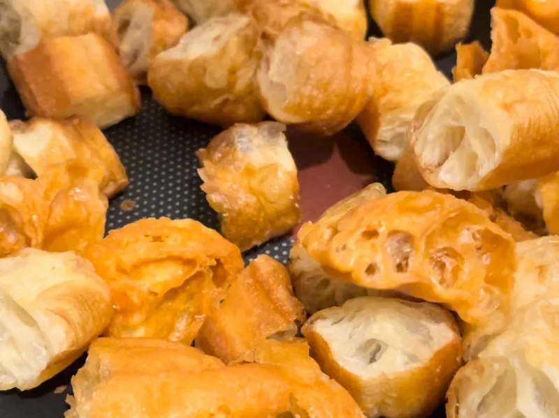 Làm nóng chảo, rang quẩy đến khi giòn, vớt ra để riêng.