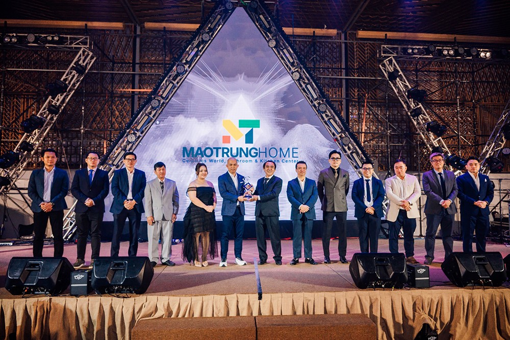 Ông Dương Thiện Thuật – Chủ tịch HĐQT trao kỷ niệm chương Ông Nguyễn Phương Nam – Tổng Giám đốc Lê Gia Mao Trung Group và các Thành Viên Ban Điều Hành.