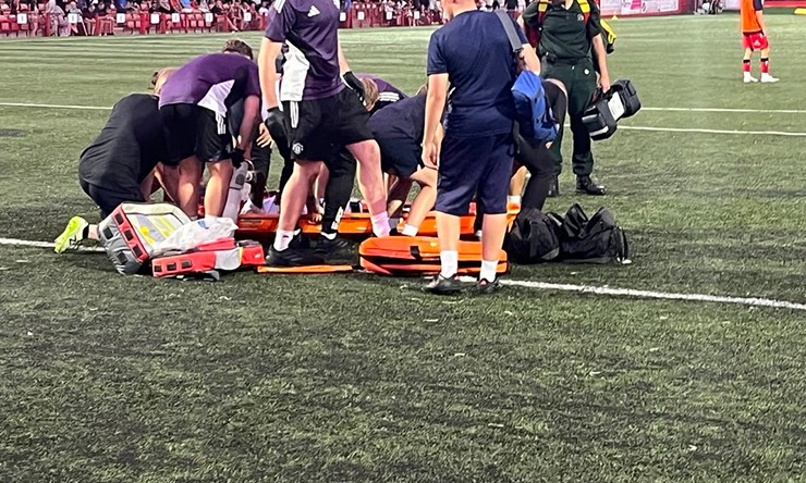 "Yaya Toure mới" của MU chấn thương nặng, trận đấu bị hủy giữa chừng - 2