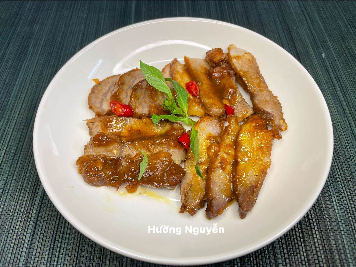 Thịt ngấm đều gia vị rất thơm, mềm.