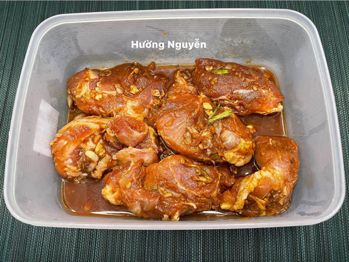 Ướp tối thiểu 4 tiếng, ngon hơn nếu ướp qua đêm trong tủ lạnh.