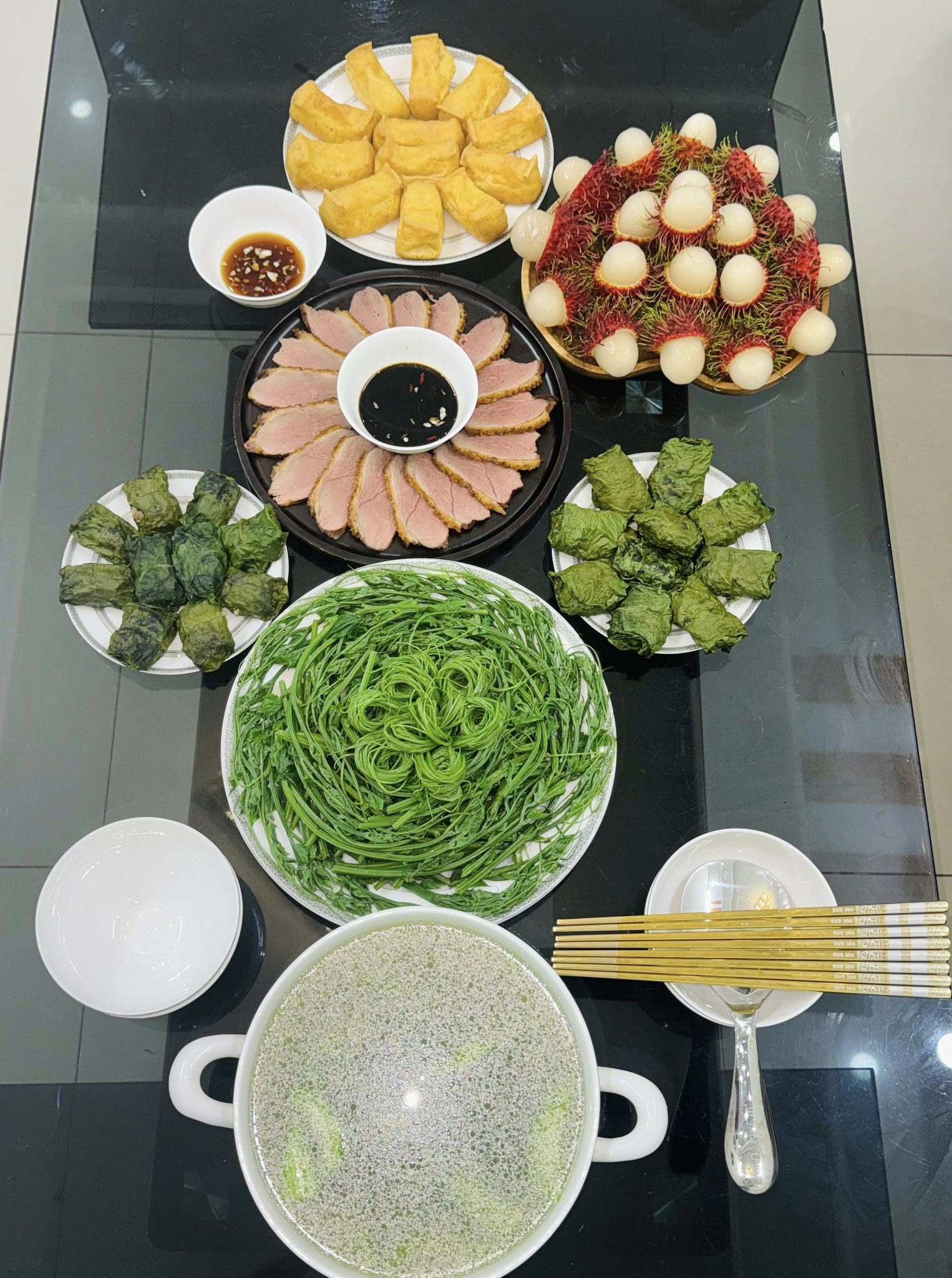 Thịt vịt cuộn với loại lá chỉ có vào mùa hè thành món ai ăn cũng "nghiện" - 1