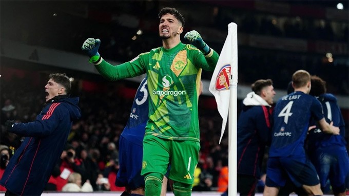 Bayindir giúp 10 người của MU hạ Arsenal trong loạt luân lưu