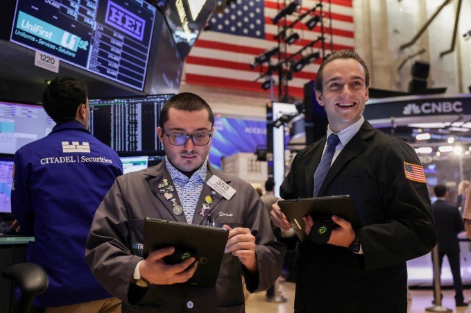 Nhân viên giao dịch trên sàn chứng khoán New York (NYSE). Ảnh:&nbsp;Reuters