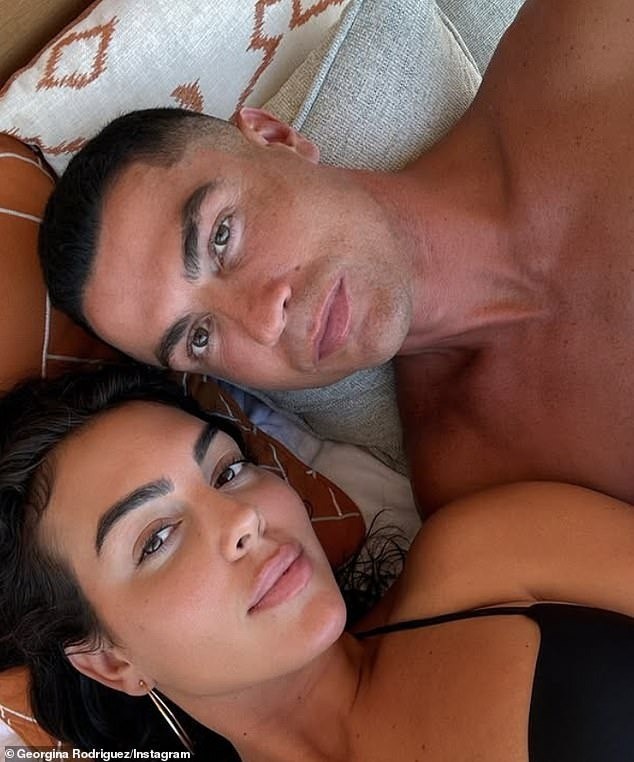 C. Ronaldo mất gần 10 năm để cầu hôn bạn gái - 1
