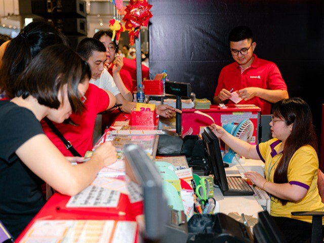 Nhiều người chơi đến điểm bán Vietlott chọn mua Lotto 5/35 ngay khi chính thức phát hành vào ngày 29/6.