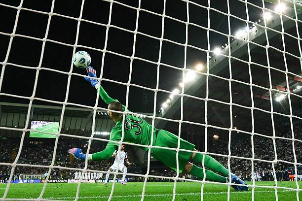 Chevalier giúp PSG vượt qua Tottenham trong loạt luân lưu