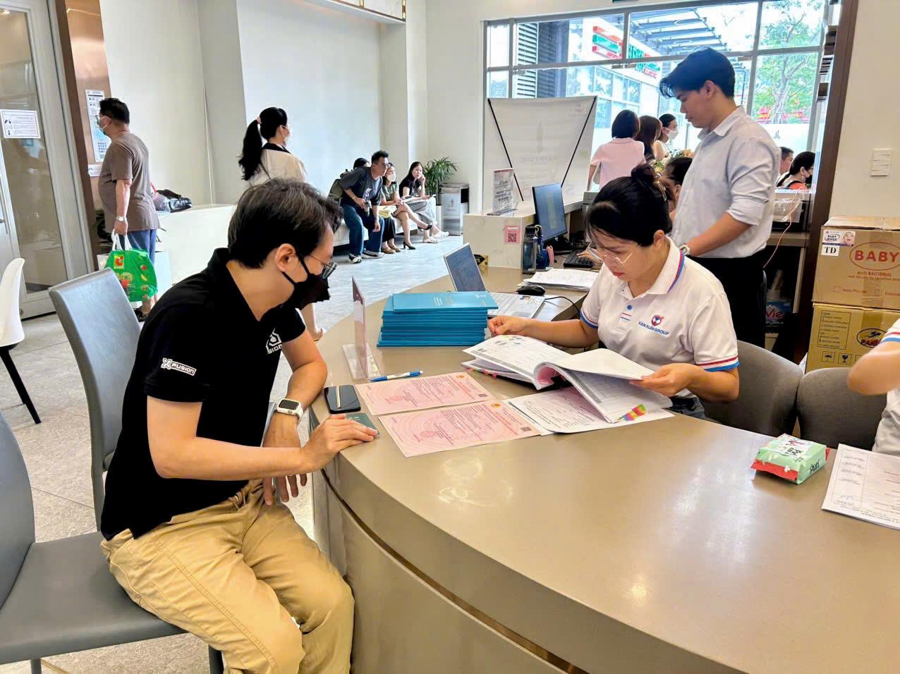 Hơn 99% sổ hồng đã được trao tay cư dân Happy One Central sau 1 năm bàn giao nhà, đợt cuối hoàn tất vào ngày 29/06/2025.