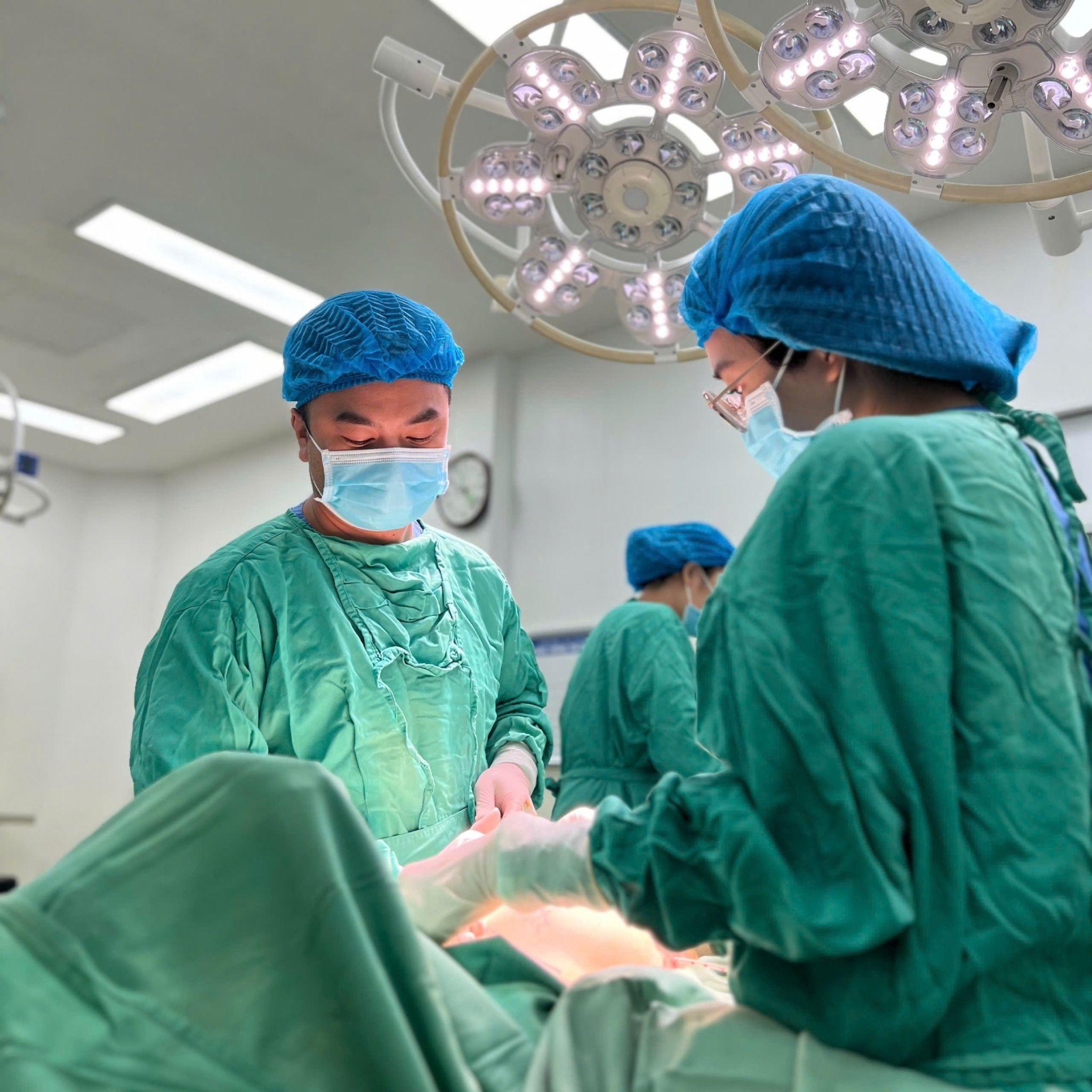 Bác sĩ Huỳnh Quang Tuấn luôn tỉ mỉ, chuẩn xác trong từng thao tác