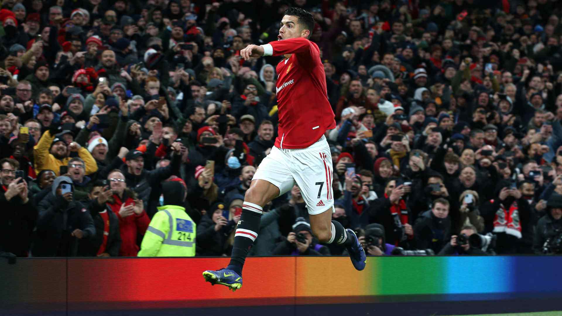 Ronaldo ghi bàn thứ 800 trong sự nghiệp vào lưới Arsenal