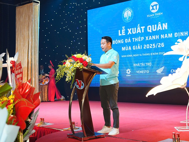 HLV Vũ Hồng Việt phát biểu trong lễ xuất quân của CLB Nam Định.