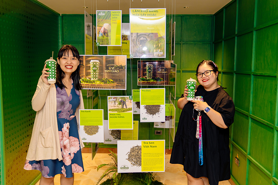 Khách hàng trải nghiệm khu vực triển lãm tranh với công nghệ NFC độc đáo, giới thiệu các công đoạn sản xuất trà
