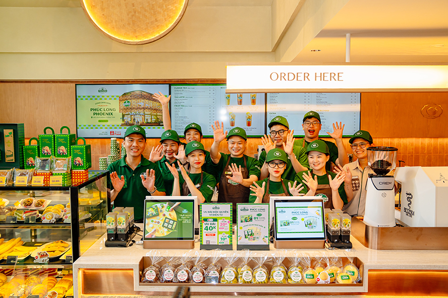 Trang phục nhân viên được thiết kế theo phong cách của bộ nhận diện thương hiệu mới, tạo nên hình ảnh đồng nhất và ấn tượng