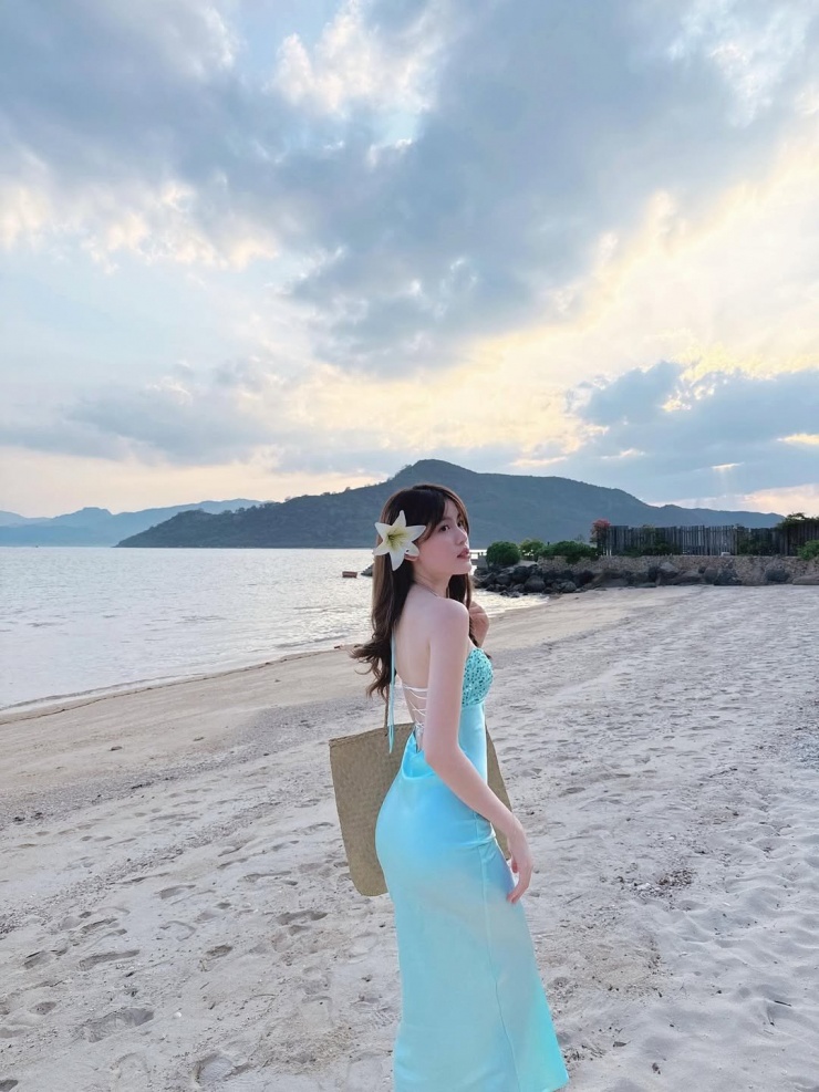 Những ngày hè rực nắng là dịp để các tín đồ thời trang thỏa sức khoe dáng với những bộ cánh đi biển sành điệu. Hè năm nay, 'bạn gái của HIEUTHUHAI' - hot girl Tăng Mỹ Hàn khiến netizen xao xuyến khi chia sẻ loạt ảnh du lịch, khoe trọn vóc dáng nóng bỏng và gu thời trang tinh tế, đặc biệt là đôi chân dài miên man 'cực phẩm'. (Ảnh: IGNV)