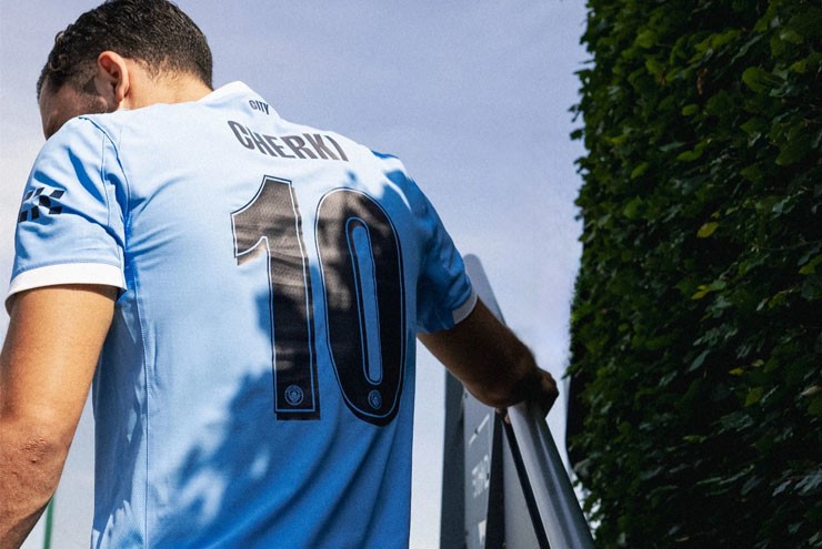 Cherki nhận số áo mới