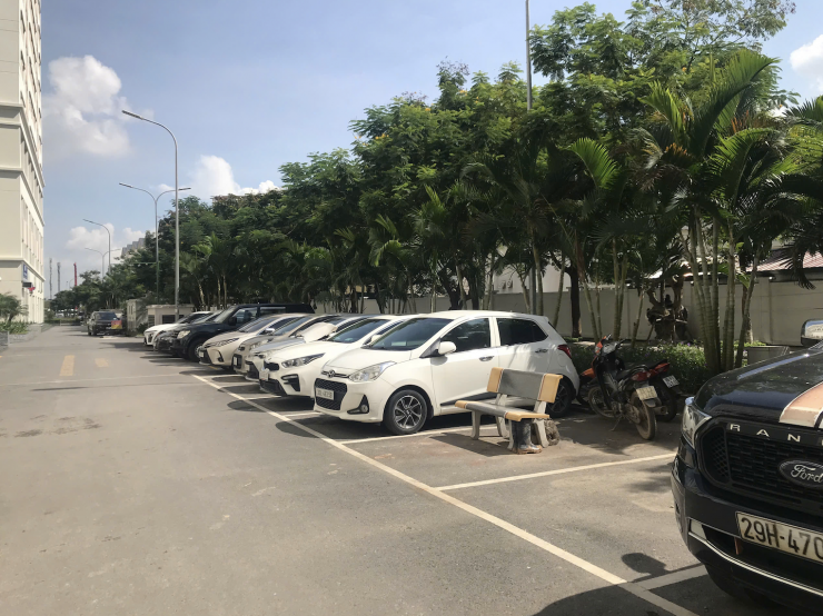 “Xí chỗ” đỗ ô tô bằng ghế đá và cục bê tông tại khu vực đỗ xe miễn phí dành cho cư dân. 