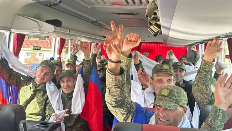 Binh sĩ Nga trong đợt trao đổi tù binh ngày 14-8. Ảnh: RT