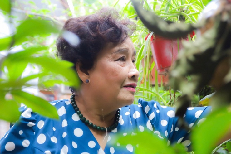 Gặp NSND Thanh Tú ở nhà riêng, bà nhanh nhẹn, cười nói rổn rang, nhắc chuyện quá khứ vẫn vanh vách, khiến không ít người có mặt ở buổi phỏng vấn tập thể hôm đó ngỡ ngàng.