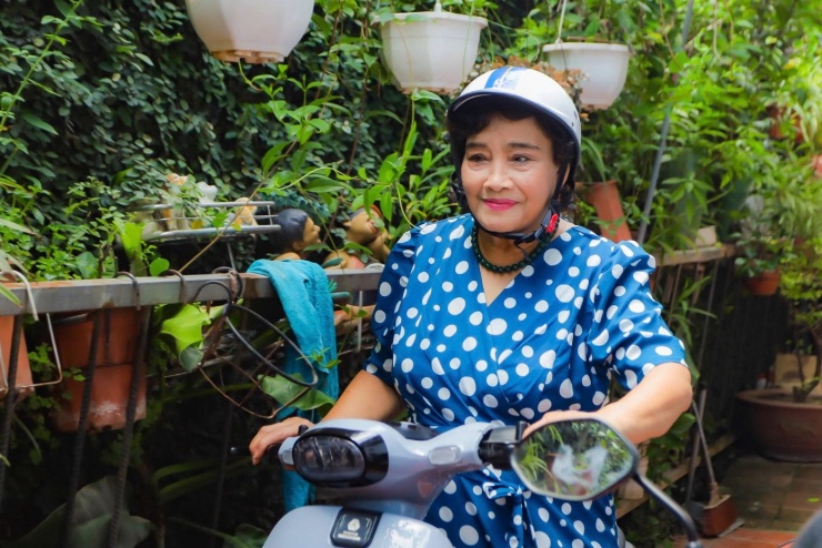 Hỏi chuyện, NSND Thanh Tú cho biết bà vẫn tự chạy xe đi đây đó, cách ngày đi bơi một lần, mỗi lần bơi 1.000 m. Ở tuổi 81, NSND Thanh Tú hài lòng về cuộc sống hiện tại.