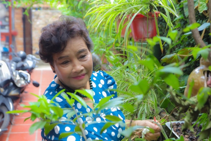 NSND Thanh Tú dẫn chứng cách đây hơn một năm, bà vừa đạo diễn vừa là diễn viên, thậm chí đảm nhận 4 vai trong vở Giác , giành giải Vàng Liên hoan Quốc tế sân khấu thử nghiệm Hà Nội lần thứ năm.