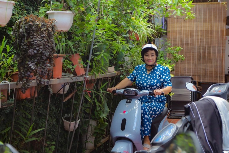 “Tôi không giàu nhưng chẳng nghèo. Tôi chỉ có ước muốn được sống bên con cháu đến hết đời và làm nghệ thuật tới lúc chết. Tôi yêu con yêu cháu và tôi vẫn say mê nghệ thuật lắm”, NSND Thanh Tú nói.