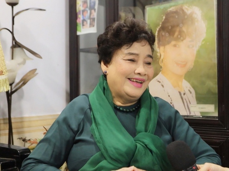 NSND Thanh Tú kể vai Nhu đến với bà là cơ duyên. Bà từng đi thử vai chị Dậu trong phim Tắt đèn, không thành công nhưng được cố đạo diễn Trần Đắc lại chấm cho vai Nhu trong Sao tháng Tám .
