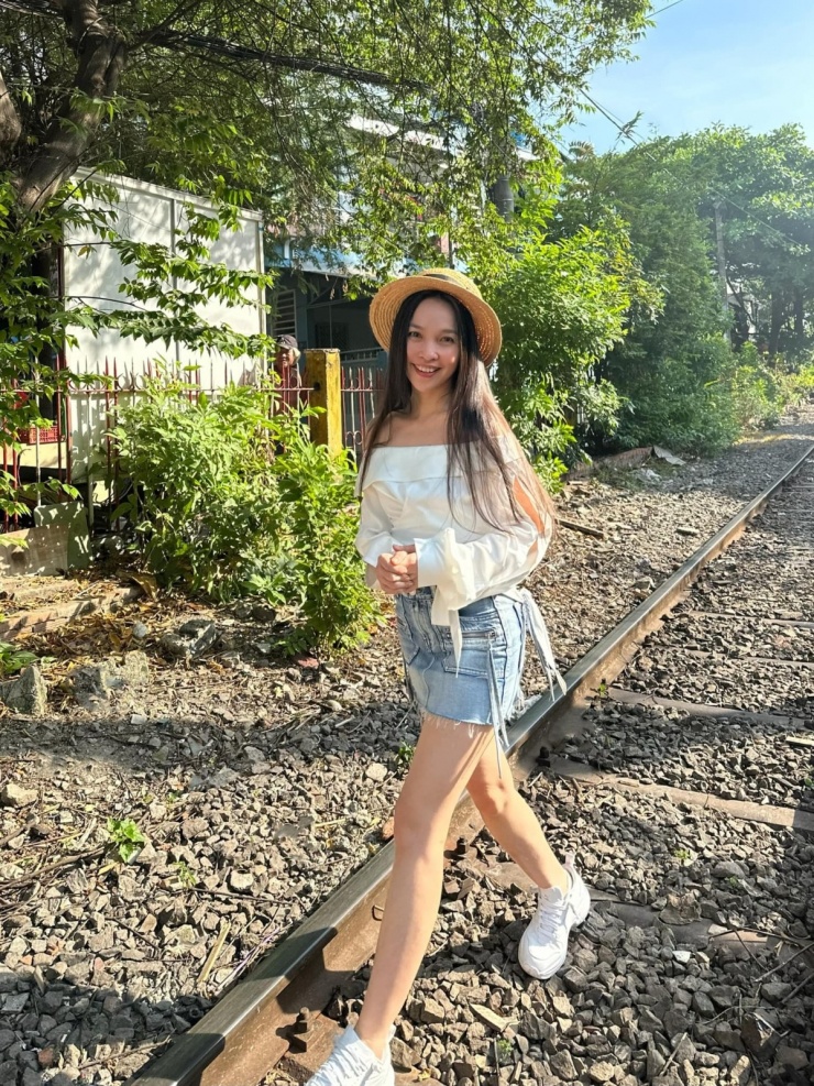 Theo WWW, các mẫu áo trễ vai, hai dây, quần shorts, váy mini, quần yếm, váy áo babydoll giúp người mặc trông trẻ hơn. Đời thường, Hiền Thục thường xuyên áp dụng các món đồ này, phối ăn ý sneakers.