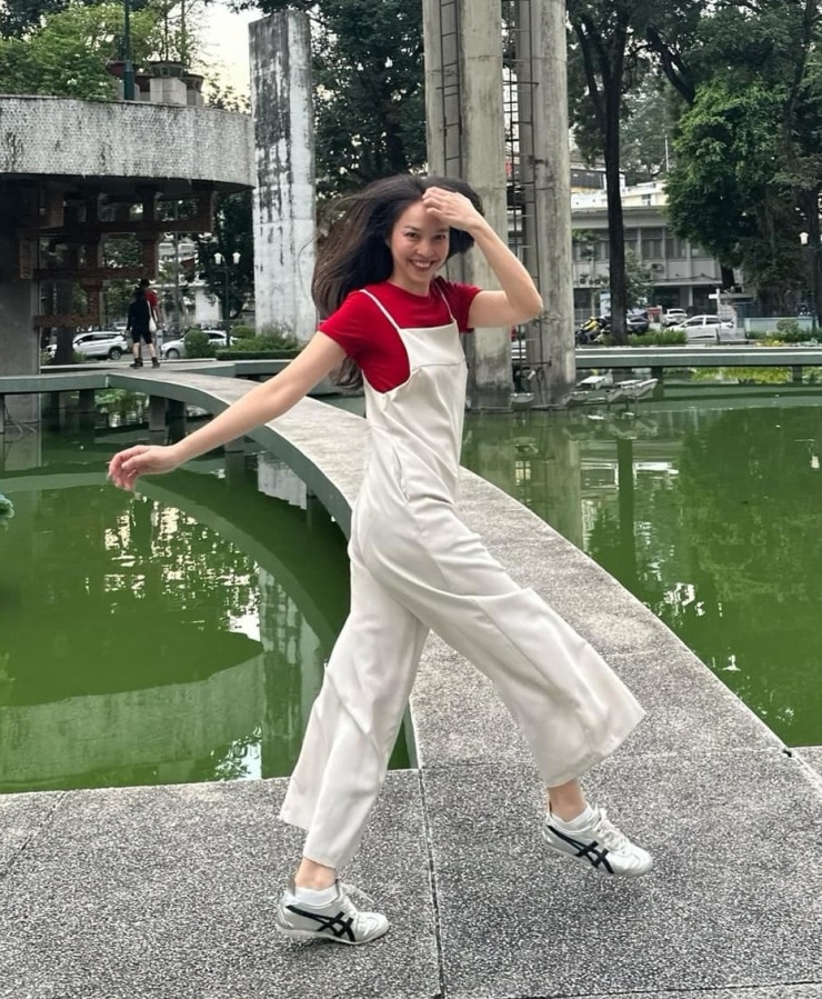Ngoài crop top, quần yếm cũng là món đồ yêu thích của cô. Thiết kế gắn liền với trẻ em và 