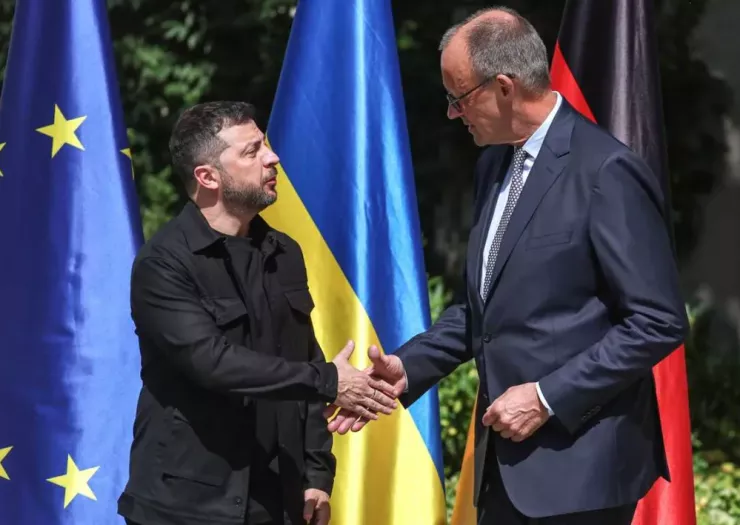 Tổng thống Ukraine Volodymyr Zelensky gặp Thủ tướng Đức Friedrich Merz tại Berlin (Đức) trước khi họp trực tuyến với Tổng thống Mỹ Donald Trump và các lãnh đạo châu Âu. Ảnh: FILIP SINGER