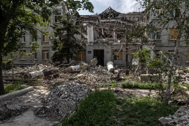 Hậu quả cuộc giao tranh Nga-Ukraine tại tỉnh Donetsk hồi tháng 6. Ảnh: THE NEW YORK TIMES